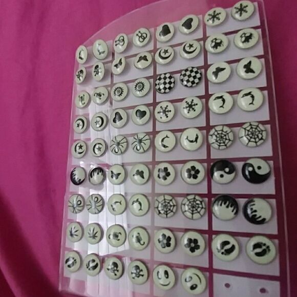 2 pairs Glow in the dark earrings (randomized) - Picture 2 of 4